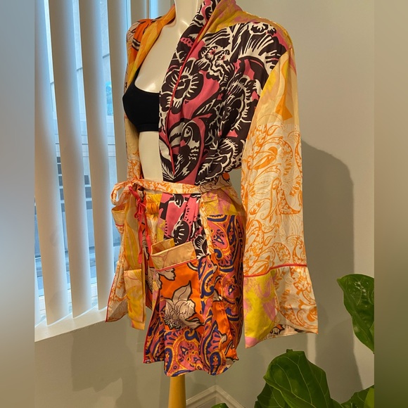 ✨SOLD✨Kimono & shorts set - Picture 3 of 10